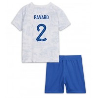 Dječji Nogometni Dres Francuska Benjamin Pavard #2 Gostujuci SP 2022 Kratak Rukav (+ Kratke hlače)